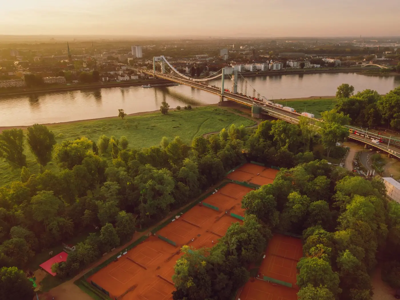 Luftbild der Tennisanlage am Rhein