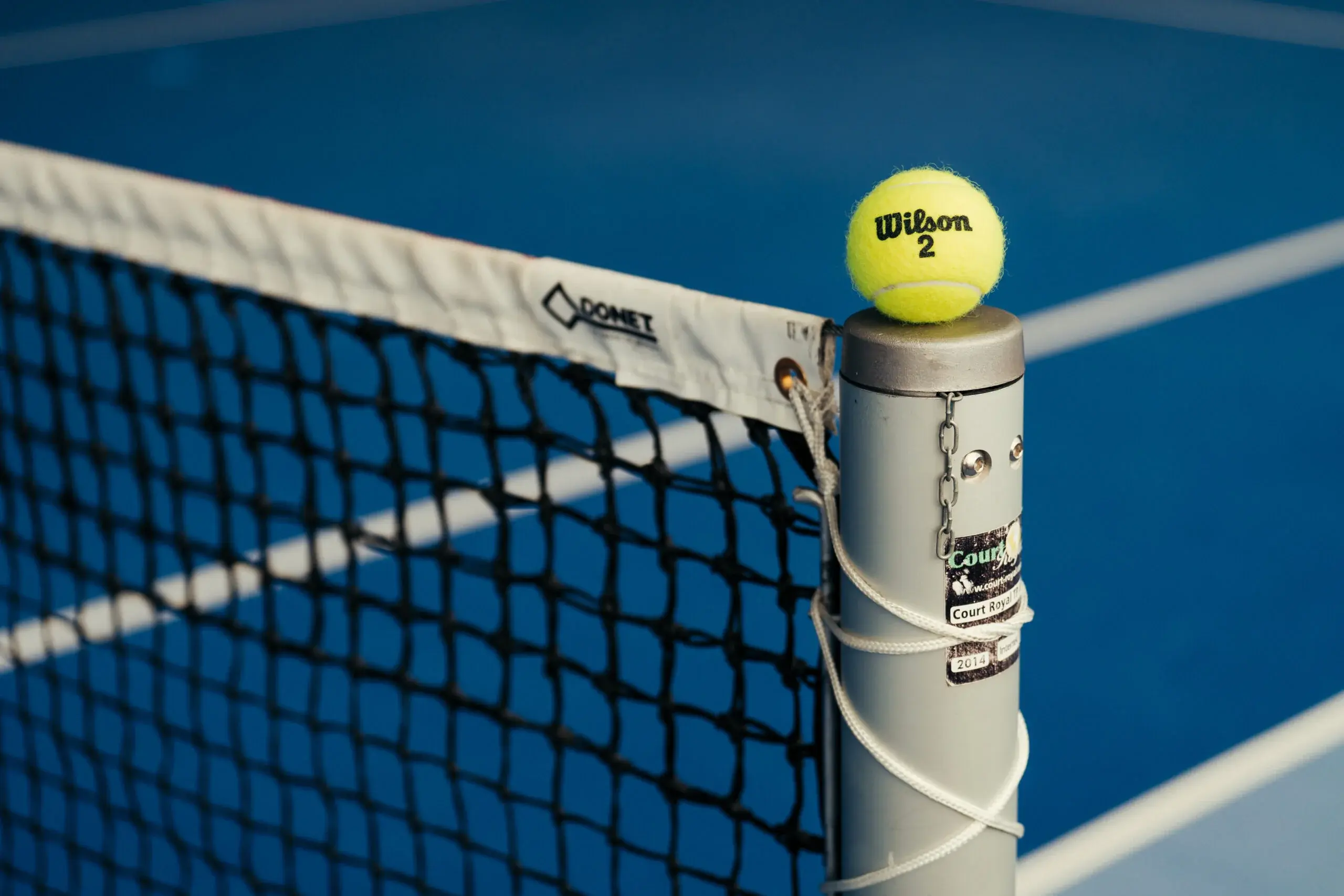 Tennisball auf dem Netzpfosten