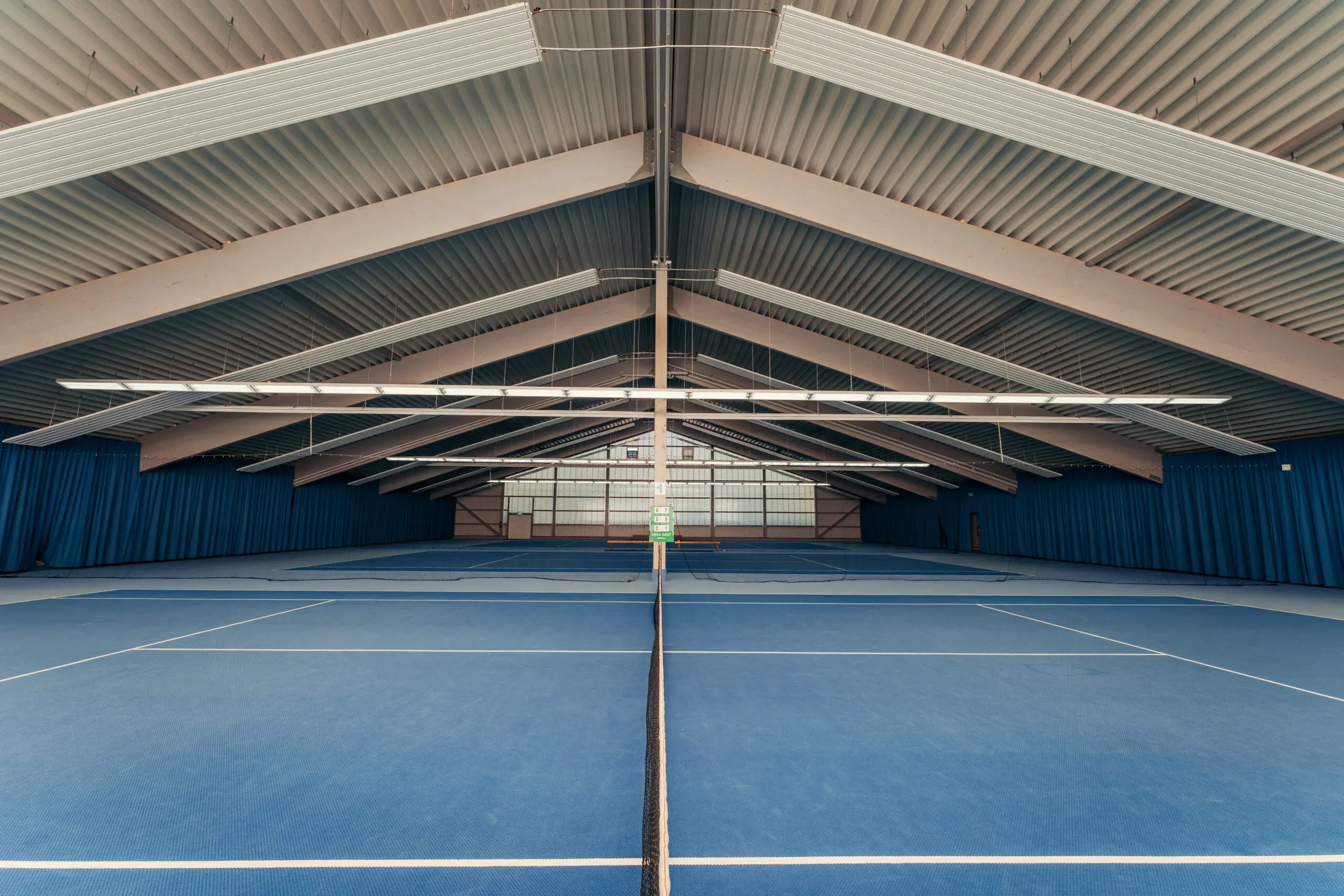 Die Tennishalle mit drei Plätzen